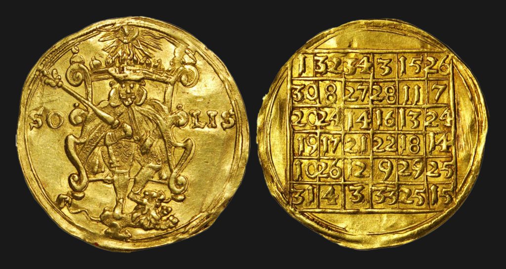 Talismán antiguo de oro, conteniendo un cuadrado mágico cuyas cifras suman 666.