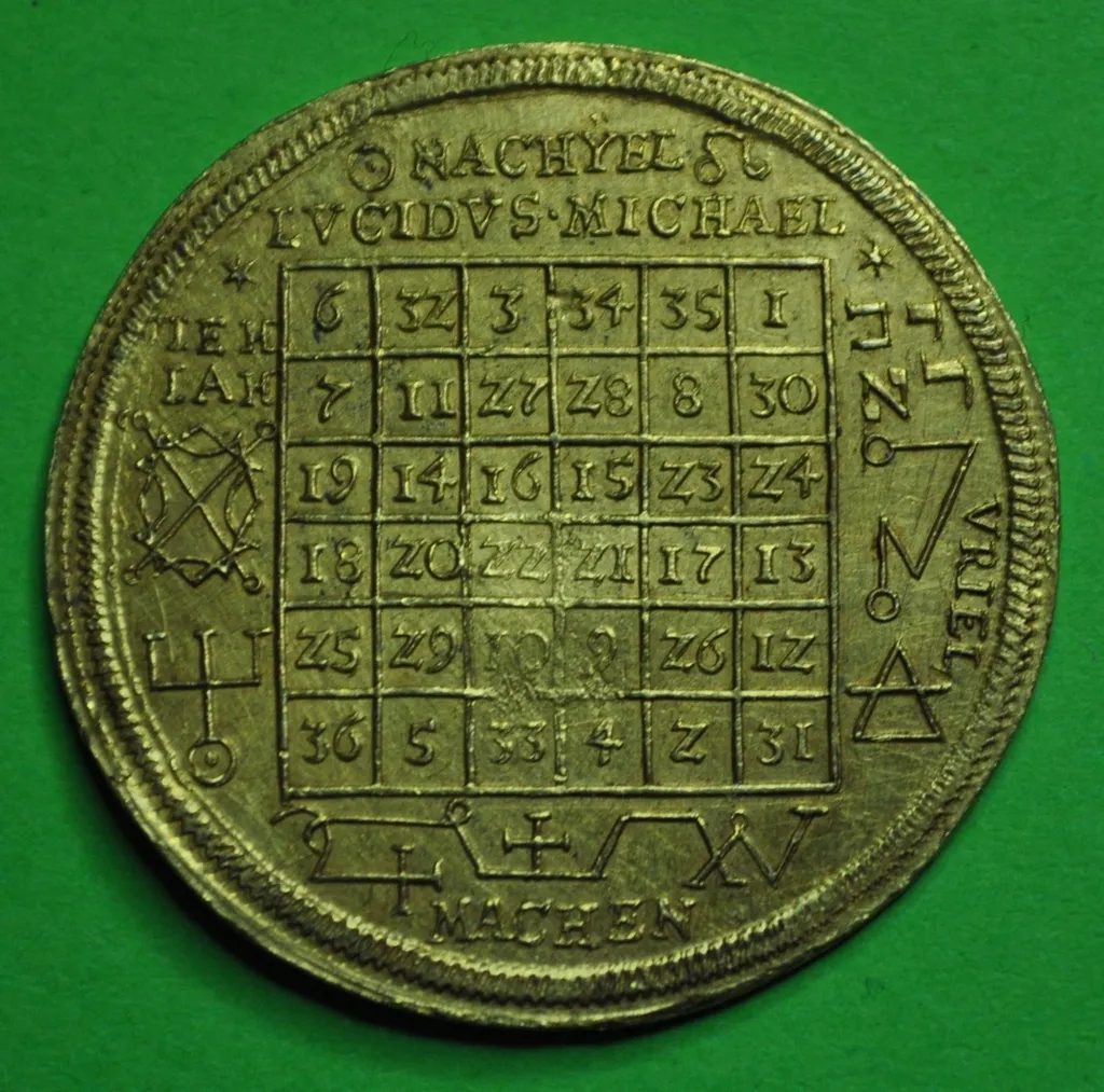 Otro amuleto antiguo, con el Cuadrado Mágico del Sol.